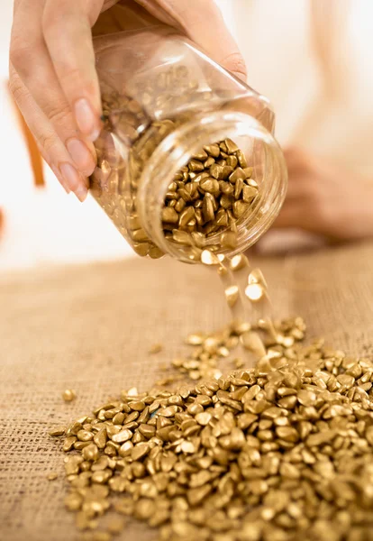 Nahaufnahme einer Frau mit einem Goldbarren voller Goldnuggets — Stockfoto