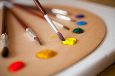 ahşap palet boyar. Sarı baba içinde daldırma boya fırçası odaklanmak