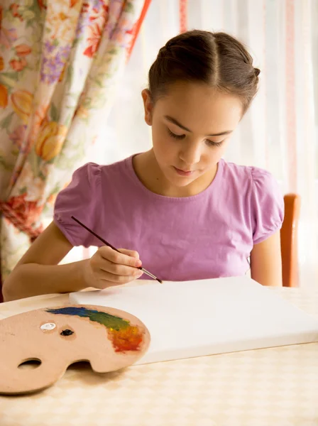 Ragazza concentrata disegno su tela da pitture ad olio — Foto Stock