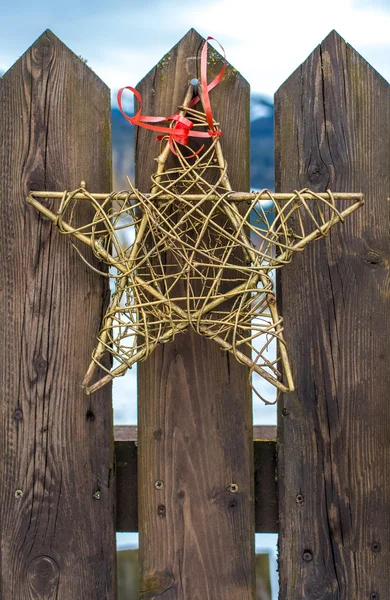 Foto de primer plano de la estrella decorativa de Navidad en la cerca de madera —  Fotos de Stock