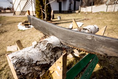 Dekoratif Çift Kişilik işlenmiş testere ahşap günlüğüne closeup çekim