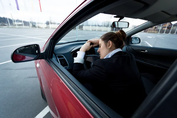 Уставшая деловая женщина спит в машине — стоковое фото