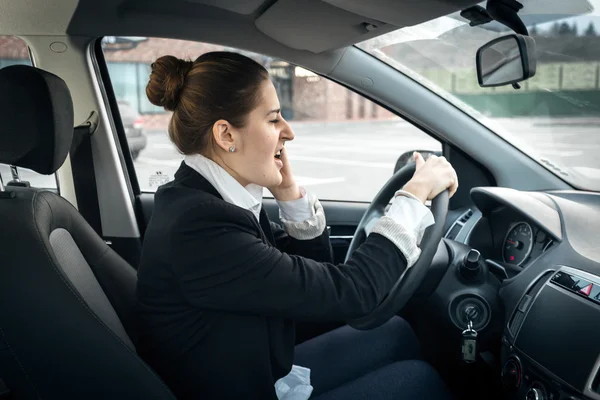 Piękna kobieta rozmawia przez telefon podczas jazdy samochodem — Zdjęcie stockowe