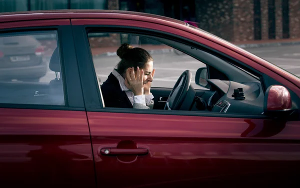 Donna d'affari seduta in macchina e urla di paura — Foto Stock