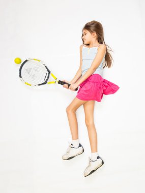 yerde yatarken ve tenis oynamak gibi davranarak kız