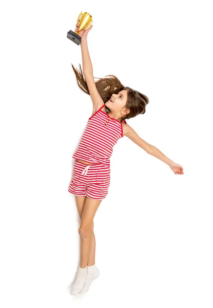 独立的拍摄的快乐活泼的女孩，高伸手奖杯 — 图库照片