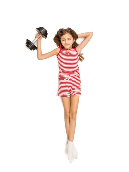 Tiro isolado de menina levantando halteres pesados — Fotografia de Stock