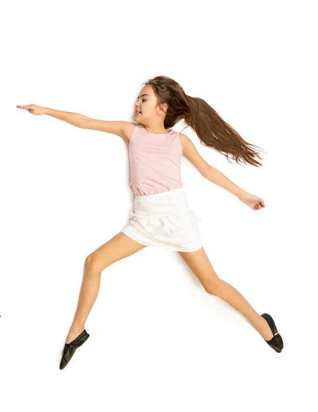 Geïsoleerde shot van schattig meisje springen in dans — Stockfoto
