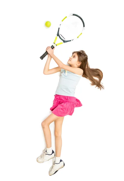Terisolasi ditembak gadis berambut cokelat bahagia bermain tenis — Stok Foto