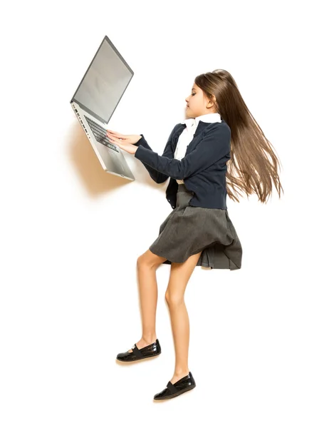 Zdjęcie od góry ładny dziewczyna leżąc na podłodze i przy użyciu laptopa — Zdjęcie stockowe