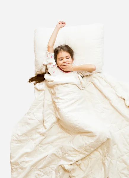Foto aislada de niña bostezando en la cama por la mañana —  Fotos de Stock