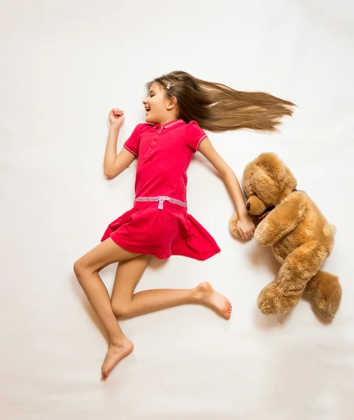 Disparo conceptual de linda chica feliz corriendo con oso de peluche — Foto de Stock