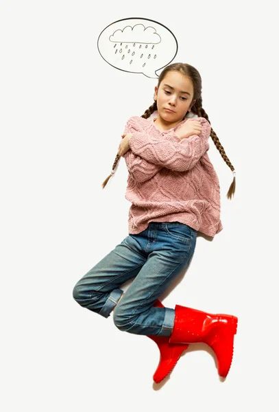 Vista de cima da menina triste em botas de borracha pensando em chuva — Fotografia de Stock