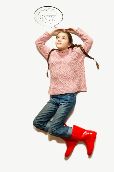 Menina bonito deitado no chão e cobrindo de chuva desenhada — Fotografia de Stock