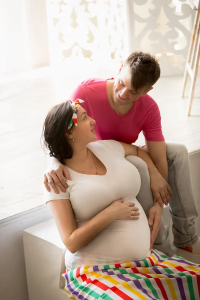 Mulher grávida feliz e marido olhando um para o outro — Fotografia de Stock