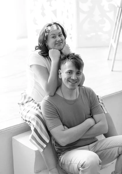 Black and white portrait of happy pregnant woman hugging husband — Stock Photo, Image