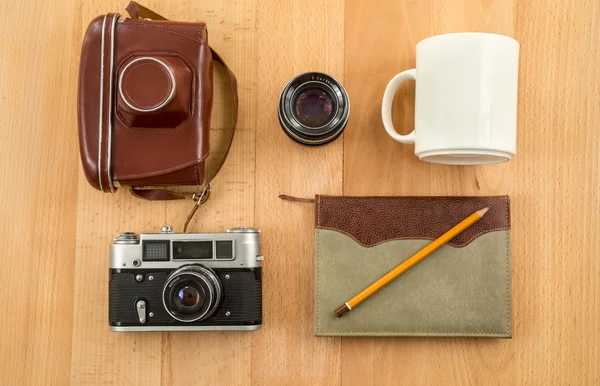 Shot from above of retro journalist equipment lying on wooden ta — Stock Photo, Image