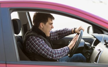 agresif erkek sürücü trafik sıkışıklığı içinde honking portresi