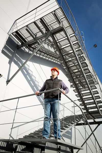 Inspetor de controle de construção em pé na escada de metal — Fotografia de Stock