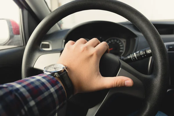 Foto tonificada de motorista masculino buzinando o chifre — Fotografia de Stock