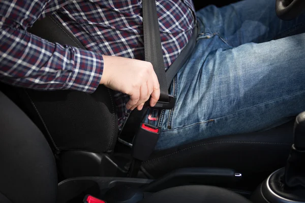 Primer plano del conductor masculino se sujeta el cinturón de seguridad — Foto de Stock
