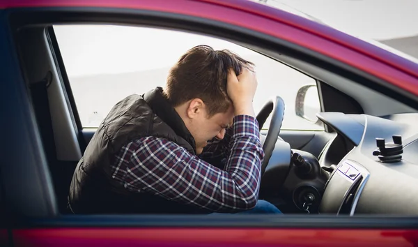 Portret van depressief man rijden auto — Stockfoto