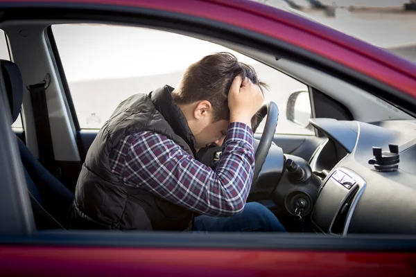 Homem estressado sentado no assento de motoristas de carro — Fotografia de Stock