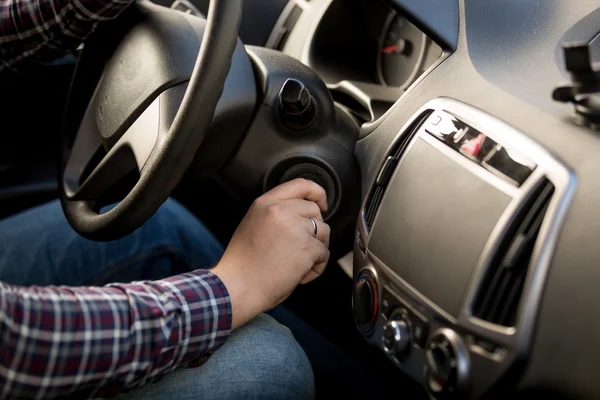 Primer plano del hombre insertando la llave en la cerradura de encendido del coche — Foto de Stock