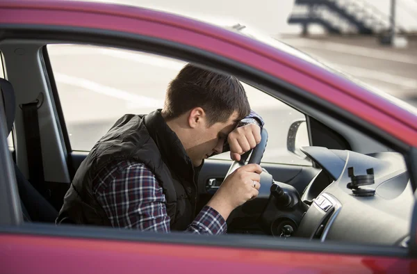 Retrato del hombre molesto sosteniendo el volante — Foto de Stock