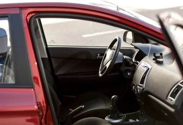 Carro vermelho com porta aberta do assento do passageiro — Fotografia de Stock