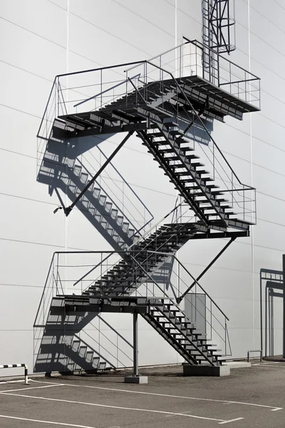 Escalier en métal sur la sortie d'incendie à l'usine — Photo