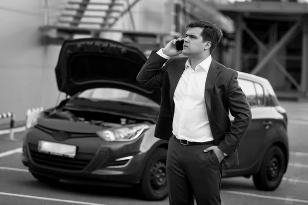 Man calling in technical service to evacuate broken car — Stock Photo, Image