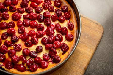 kiraz ahşap tahta üzerinde tarafından dekore edilmiş taze pişmiş pasta