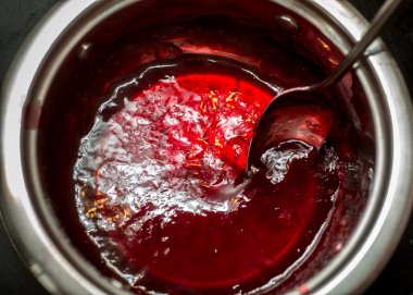 Closeup çekim metal pişirme kiraz reçeli pan