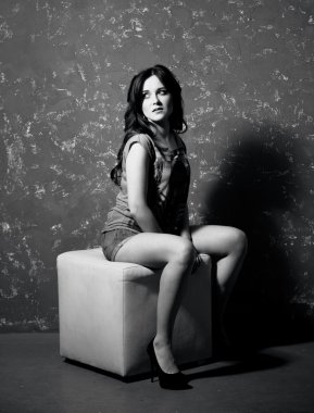 Seksi kadın beyaz kutu üzerinde poz siyah ve beyaz stüdyo fotoğrafı