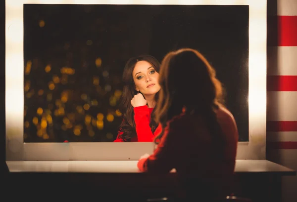 Portrait of elegant woman posing at table with big mirror — Stock Photo, Image