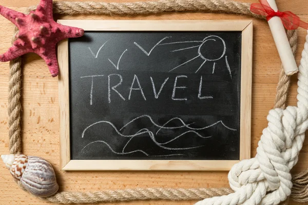 Çerçeve deniz nesneler tarafından dekore edilmiş yazı tahtası üzerinde kelime seyahat ile — Stok fotoğraf