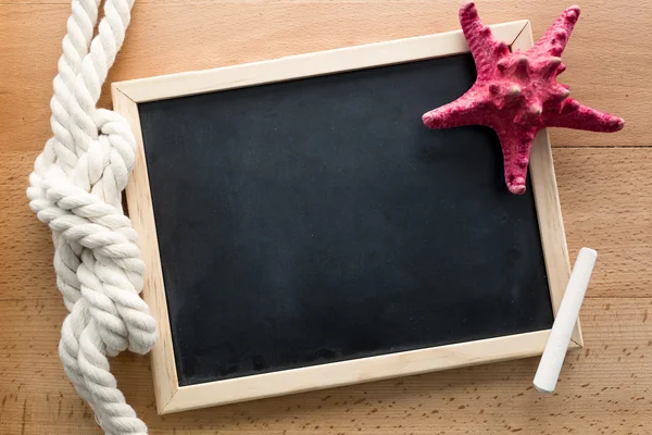 Horizontal shot of clean blackboard decorated by marine knot — Stock Photo, Image