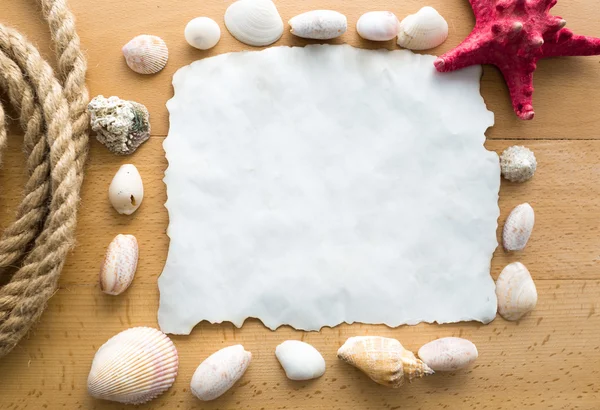 Morceau de papier blanc avec coquillages, corde et étoile de mer — Photo
