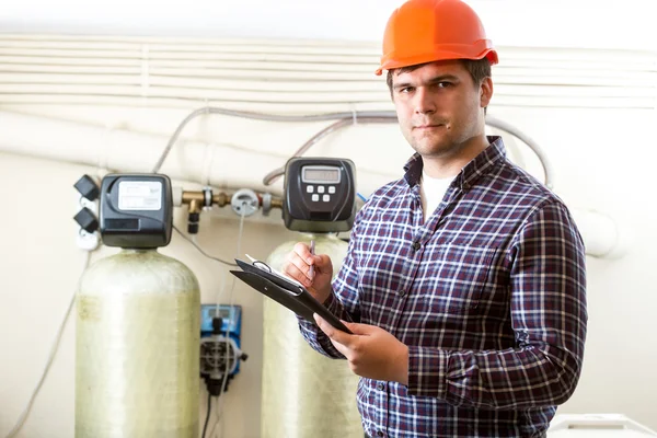 Trabalhadores do sexo masculino que inspeccionam o trabalho de equipamento industrial — Fotografia de Stock