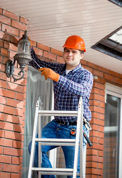 Man changing bulb at outdoor lamp — Stock Photo, Image