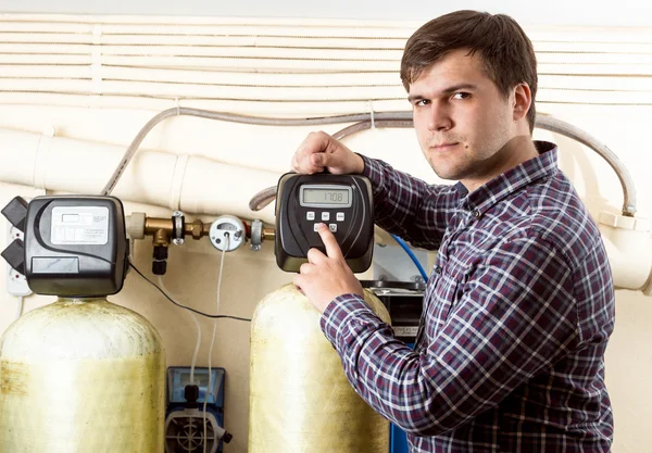 Ingeniero pulsando el botón en el panel de control con pantalla monocromática — Foto de Stock