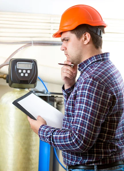 Onrustige ingenieur in harde hoed in fabriek — Stockfoto