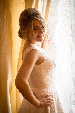sevimli genç gelin, lüks iç penceresinde poz