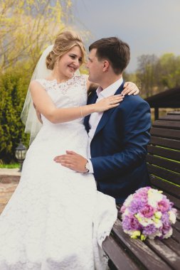 güzel gelin damat ile parkta bankta oturmuş