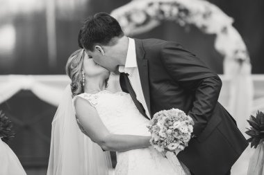 damat ve gelin parkta öpüşme siyah beyaz portre