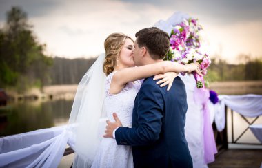 mutlu gelin ve damat sunset bulvarında nehirde öpüşme