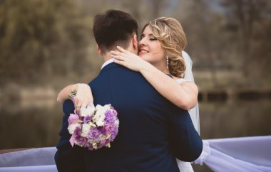 Gelin sarılma damat ve onun kulağına fısıldayarak tonda