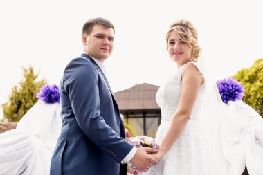 mutlu gelin ve damat parkta elele