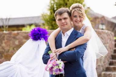 güzel gelin sarılma damat tarafından omuz Park